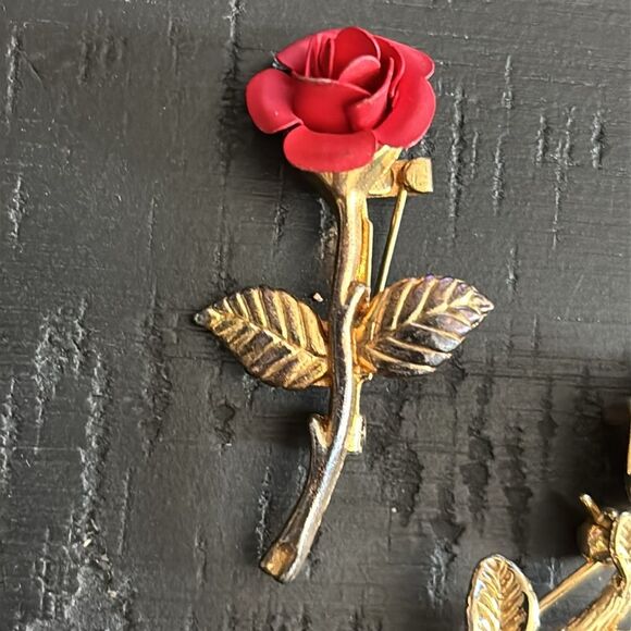Vintage Bundle Elegant Red Rose Brooch Set of 2 Gold Tone - Picture 2 of 7